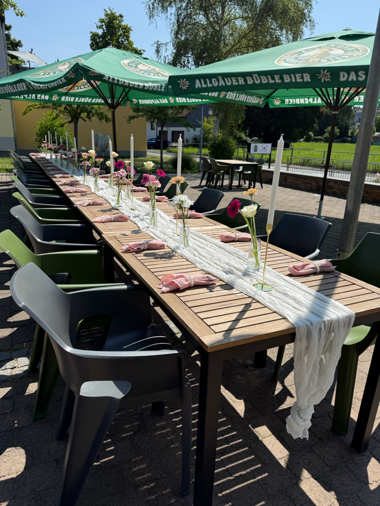 Terrassenbereich mit festlich gedeckter Tafel